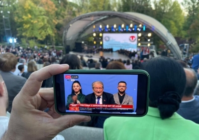 Qytetari ndjek live ‘Foltoren’ e Lezhës gjatë diplomimit të fëmijës së tij te amfiteatri