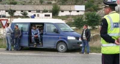 Qeveria nuk le shqiptarët të futen në Shqipëri/ Tentojnë nga mali dhe arrestohen