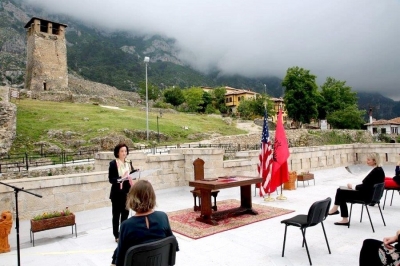 SHBA 800 mijë $ grant për trashëgiminë kulturore/ Ambasadorja Kim emocionon me vargjet që lexon