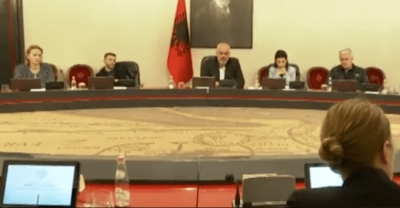 Mijëra familje në çadra, Rama mbledh qeverinë në ... resort privat