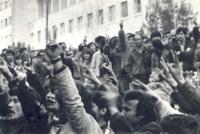 8 Dhjetori/ Berisha i bashkohet marshimit të FRPD në nderim të Lëvizjes së Dhjetorit, nis nga Qyteti Studenti drejt Kryeministrisë