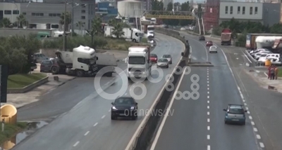 VIDEO/ Trajleri përplaset me trafikndarësen, kalon në anën tjetër