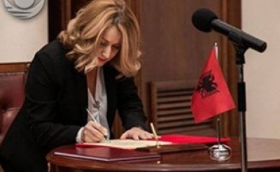 ‘Kushtetuesja’/ Ceremonia në presidencë, betohet Elsa Toska