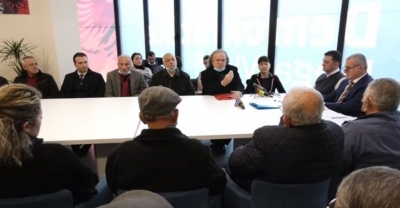 “Nuk ka bir nëne të bëjë rolin e tutorit për shqiptarët,” aktori Bujar Asqeriu krah Bujar Leskajt në Vlorë: Votuesi i dekurajuar nga politika. PD bëri autokritikë të shëndetshme