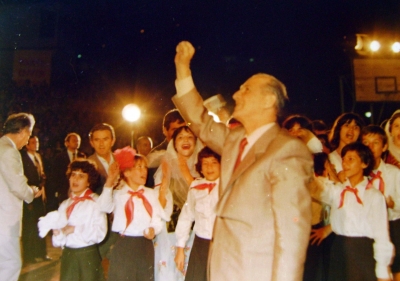Foto e vitit 1987. Grushti dhe shallet e kuq