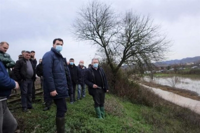 Basha nga zonat e përmbytura: Qeverisë s’i bëhet vonë për ju, shtrojnë darka në Dubai