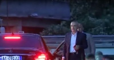 FOTO/ Në pritje të Ramës, Meta që në orën 5:00 në Presidencë