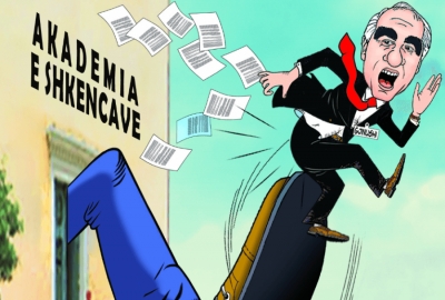 FOTO/ Punimi i Kapexhiut, shqelm në prapanicë Gjinushit….