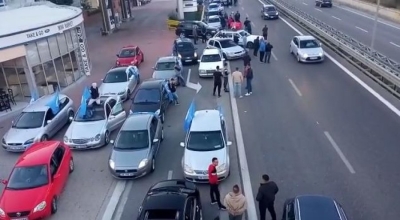 &#039;Pritë&#039; në disa pika të autostradës/ Mijëra qytetarë në pritje të Sali Berishës në Kavajë