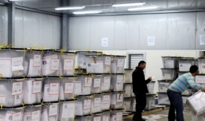 Zarfet nga Serbia, helmohen 26 zyrtarë që numëronin votat