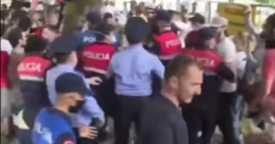 Berisha:Narkopolicia eshte nje bande hajdutesh! Narkobanditi vjedh dhe fut ne xhep celularin e protestuesit!