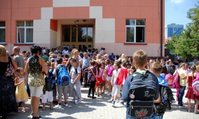Viti i ri shkollor/ Kryeministri i Kosovës paralajmëron për shtatorin: Do të shtohet rreziku i infektimit. Në Maqedoninë e Veriut protesta për..