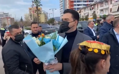 Dita e Verës/ Lulzim Basha pritet me lule dhe ballokume në Elbasan, ovacione nga qytetarët