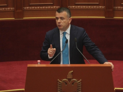 Tërhiqet mazhoranca, tërhiqet nga ‘paketa antishpifje’