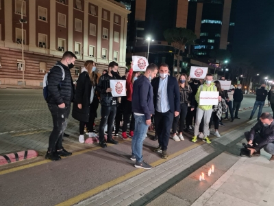 Vdekja e qytetarit në dyert e spitalit, FRPD dhe studentë të Mjekësisë protestë homazh para Kryeministrisë