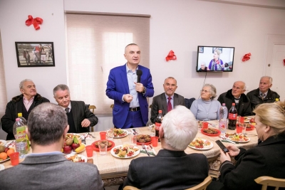 Festat e Fundvitit/ Presidenti Meta me pensionistët: Kontributi juaj, aset i çmuar për sot e nesër