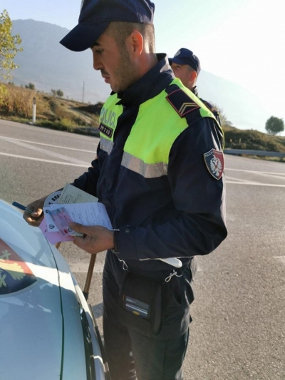 Denoncimi/ Bandat e Task-Forcës nga Tirana, aksion për gjobitjen e bizneseve nëpër rrethe