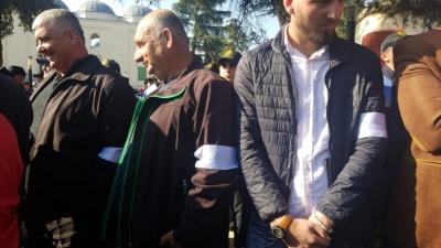 Me shirit të bardhë/ Protestuesit krijojnë kordon para policëve