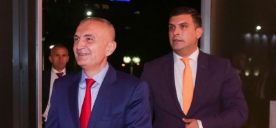 Blushi: Presidenti i Republikës, Ilir Meta nuk puth asnjë flamur tjetër, përveç flamurit kombëtar , më të bukurit në botë