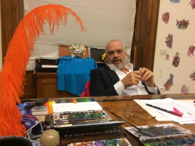 Tallet gazetari irlandez, zbulon foto nga zyra e Ramës, e kthyer në studio pikture