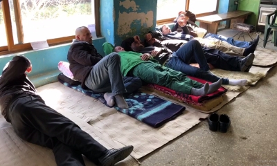 Dita 3/ Greva e urisë në Poçem, punëtorët shfaqin problemet e para shëndetësore, ambulanca në gatishmëri