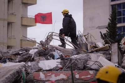 Mbi rrënojat e tërmetit, thirrja dëshpëruese për Ramën: O na vrisni ose na jepni zgjidhje