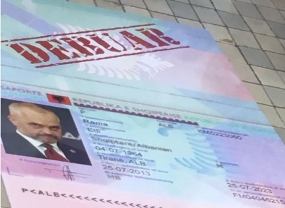 Të rinjtë opozitarë i vendosin kryq pasaportës së Ramës