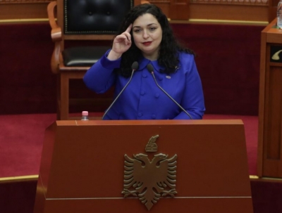 “Kosova nuk ka nevojë për tra të vendosur nga Shqipëria”, emocionon Vjosa Osmani: Gjyshi vdiq nga serbët, xhaxhai u varros nga regjimi i Enver Hoxhës