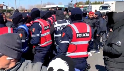 Rinisin protestat: qytetarët bllokojnë autostradën Tiranë - Lezhë, tensionohet situata