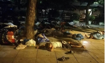 Pamje tronditëse,fëmijë e të rritur që flenë rrugëve të Greqisë, mediat: Qeveria të gjejë urgjent zgjidhje për emigrantët