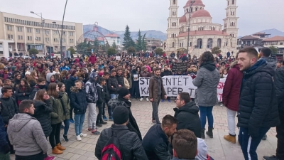 VIDEO/ Korçë, studentët braktisin takimin më rektorin: Është si Rama
