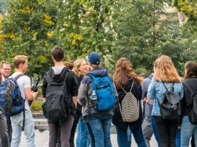 Rasti i veçantë/ Shkolla nuk e mori në ekskursion, shqiptari kërkon 400 mijë euro dëmshpërblim