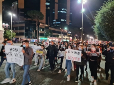 “Ndalo vjedhjen, ndihmo shqiptarët”, të rinjtë e FRPD homazhe për viktimat e Covid-19 përpara Kryeministrisë