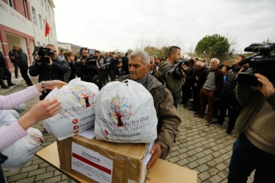 Njerëzit të parët/ 'Fashion Group Albania' dhuron mbi 10.000 euro veshje për të prekurit nga tërmeti