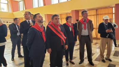 Kllounët e Rilindjes i thonë Macronit fashist