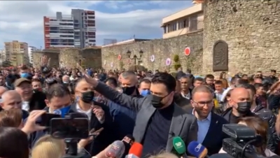 Incidente mes mbështetësve në Elbasan, Basha: Thirrja ime është kundër dhunës. I them kryeministrit në ikje, mos guxo të kërcënosh qytetarët me banditë me armë në brez