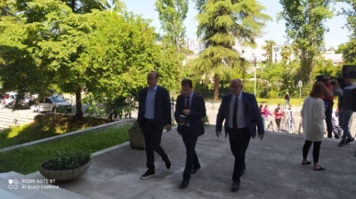 Protesta tek Teatri/Opozita anulon pjesëmarrjen sot tek Këshilli Politik për Reformën Zgjedhore