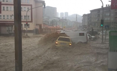 Përmbytje e frikshme në Ankara, 6 të lënduar