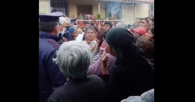 VIDEO/ Qindra qytetarë nuk mbajnë distancën sociale, Berisha: Kjo është ndihma qe jep narkopolicia