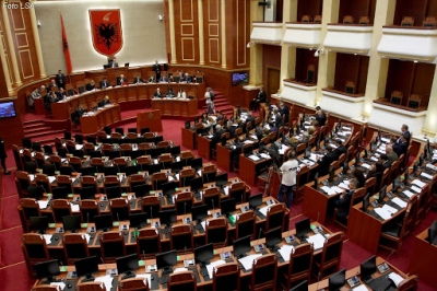 Skandali për ndryshimet Kushtetuese. Një deputete votoi 5 herë