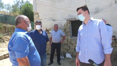 LIVE/Basha në familjen Parruku, që jeton prej 10 muajsh në çadër