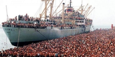 Shkrimi i panjohur i “NYT” për eksodin shqiptar: Pantallona dhe xhaketa blu të konsumuara që vinin nga një epokë tjetër flaken në rrugicat e Brindizit…