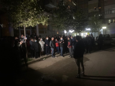 Tiranë/Banoret nuk e durojne me Veliajn:"Boll pastruat leket e drogës me pallate"