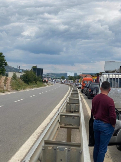 Berisha: Turp dhe torturë! Radhë mbi 10 km në Morinë të Kukësit. J'ua nxijnë jetën udhëtarëve në të dy anët!