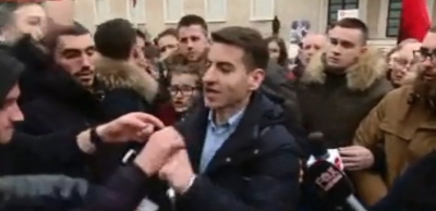 VIDEO/ Studentët përzënë Taulant Mukën nga protesta