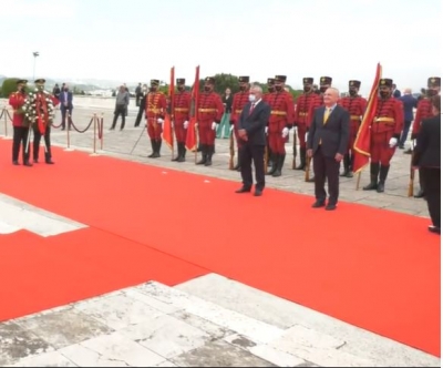Presidenti Meta zhvillon homazhe në nderim të Dëshmorëve të Atdheut
