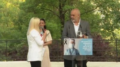 Rama organizon parodi me infermieret. Ato e dekorojnë, por ai e refuzon urdhërin e lartë