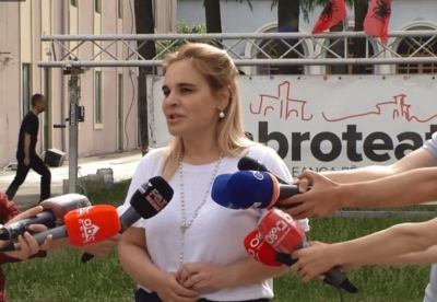 Protesta te Teatrit/Nga Kryemadhi, tek Luan Rama, Vasili e Spaho, zbardhen emrat e opozitarëve që u gjobitën nga policia.