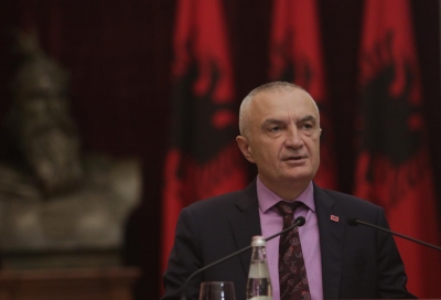 “Qytetarët e Kavajës të mos provokohen”/ Presidenti Meta reagon pas të shtënave me armë në zyrën e PD: Po e ndjek me shumë shqetësim situatën