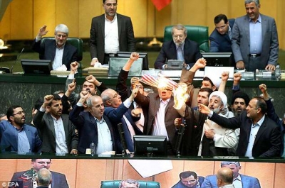 Histeri anti-amerikane në Parlamentin e Iranit, digjet flamuri i SHBA-ve dhe...